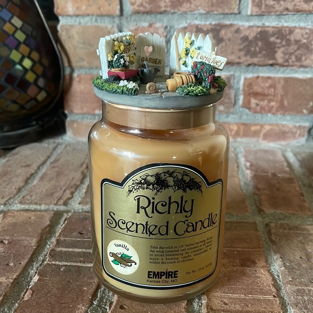 Empire Richly Scented Vanilla Jar Candle w/ Garden Themed Resin Topper